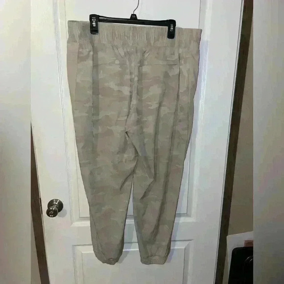Athleta tan camo black print Brooklyn joggers size 18 - Picture 2 of 6